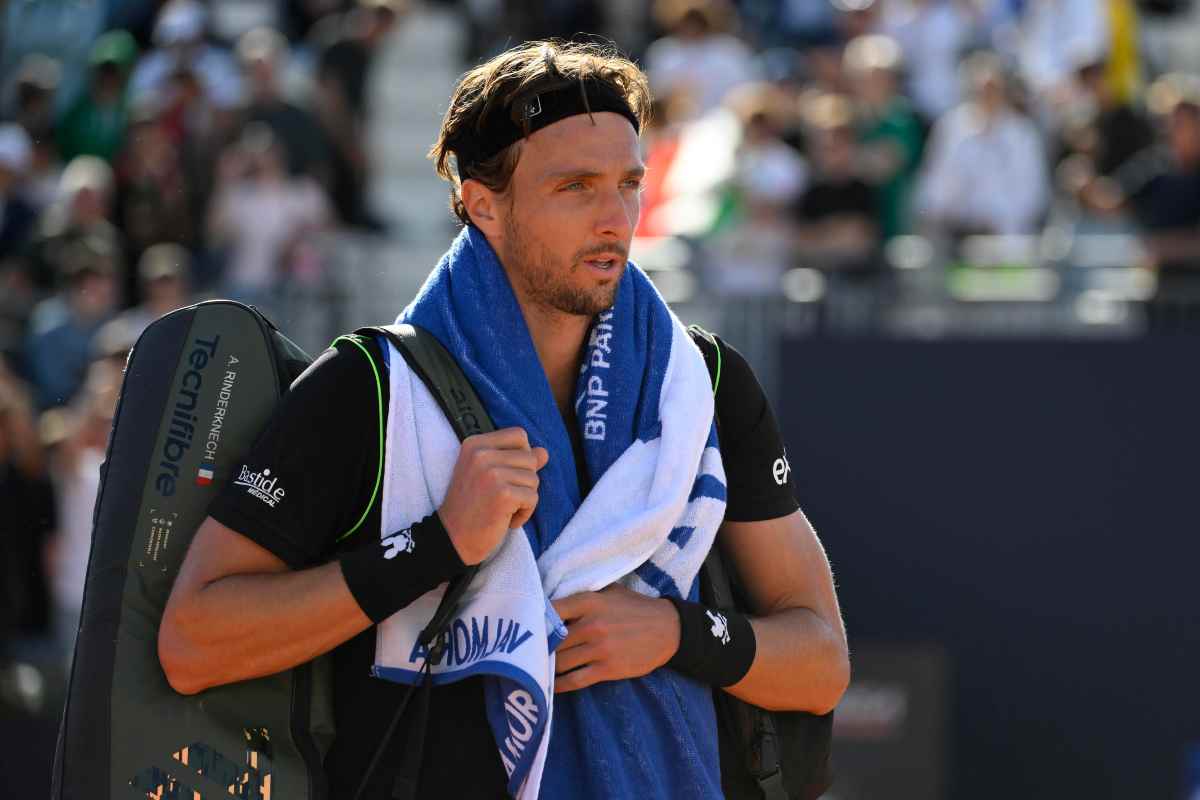 Rinderknech esce dal campo indossando borsa ed asciugamani