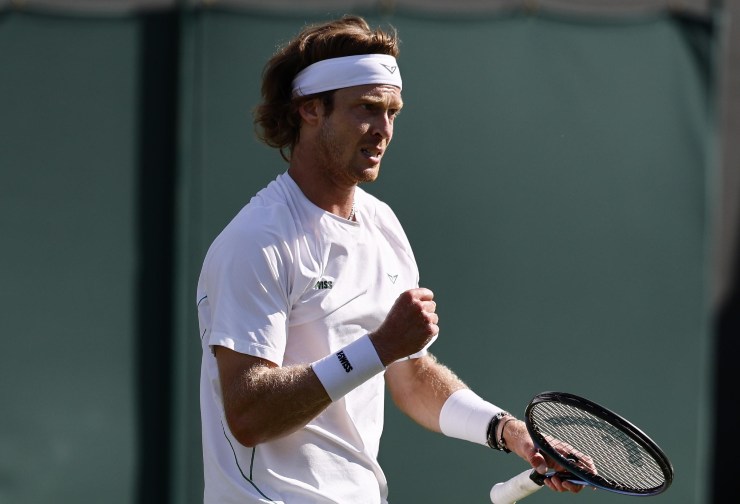 Andrey Rublev esulta dopo un punto a Wimbledon