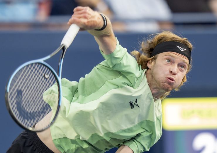 Andrey Rublev esegue un servizio
