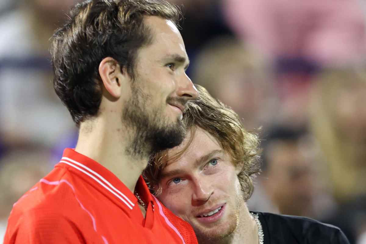 Andy Rublev appoggia la testa sul petto di Daniil Medvedev 