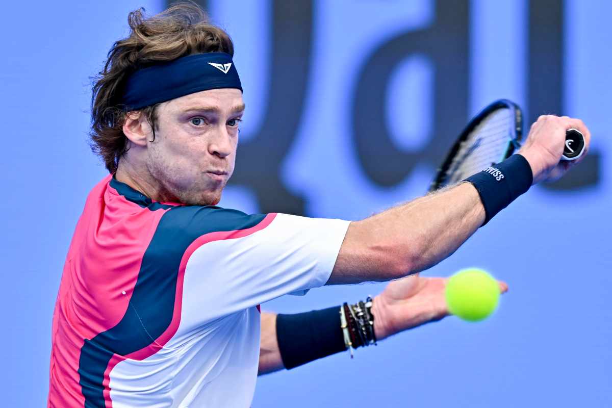 Rublev si prepara a colpire con il rovescio