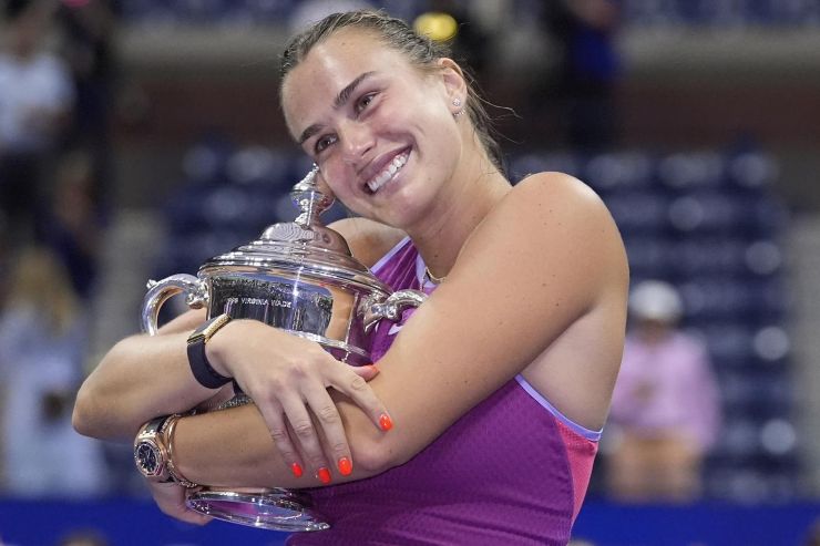 Aryna Sabalenka col trofeo degli Us Open conquistato nel 2024