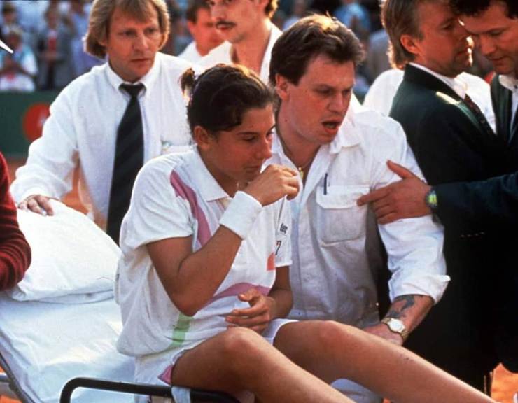 Monica Seles esce dal campo dopo l'aggressione di Amburgo