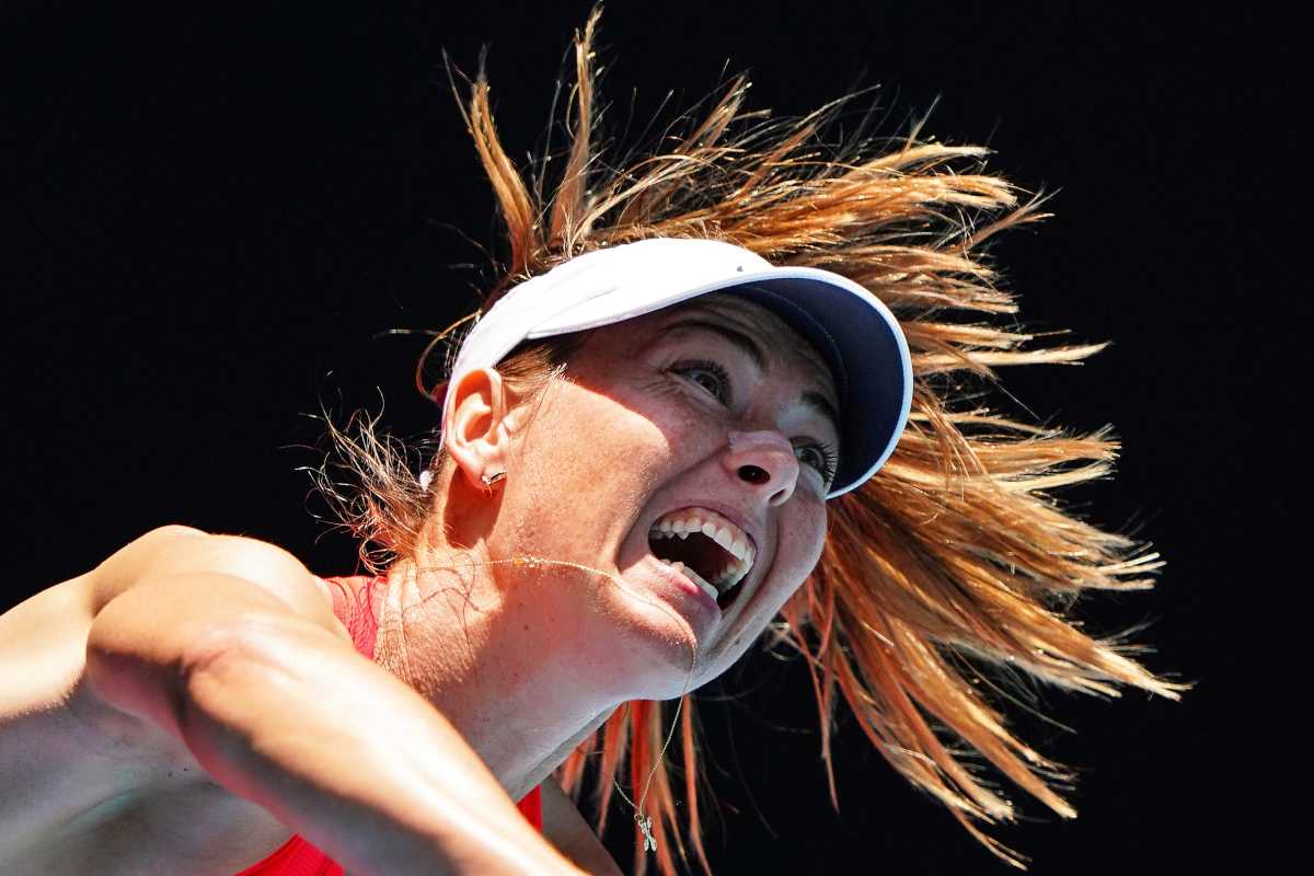 Primo piano di Maria Sharapova mentre gioca a tennis