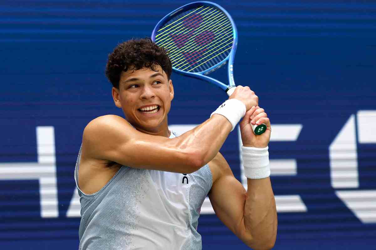 Shelton in azione con il rovescio