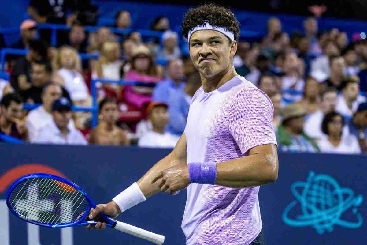 Ben Shelton fa una smorfia durante un match