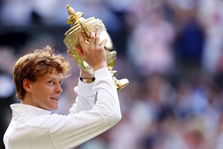 Jannik Sinner festeggia il successo a Wimbledon