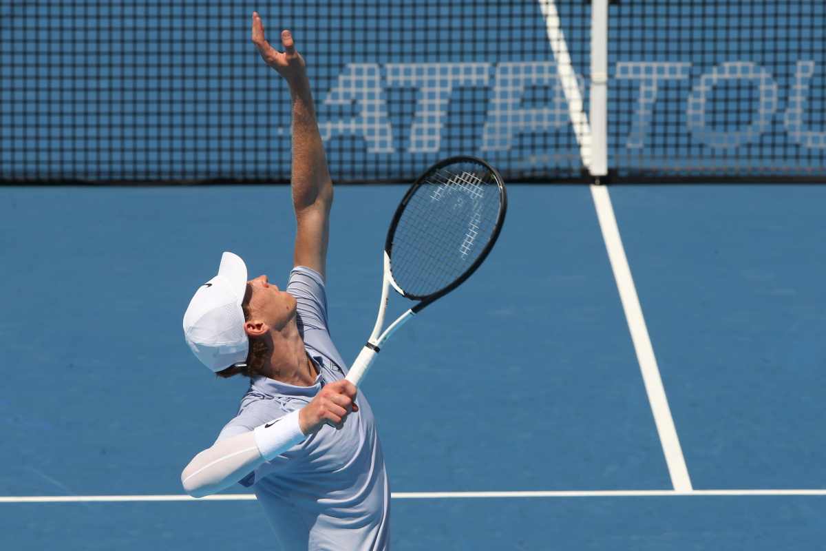 Jannik Sinner carica il servizio