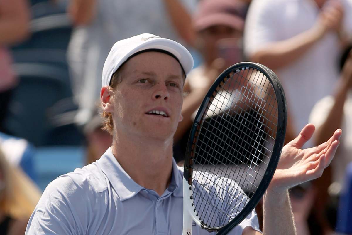 Jannik Sinner applaude il pubblico