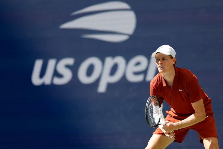 Sinner in risposta durante una partita agli US Open