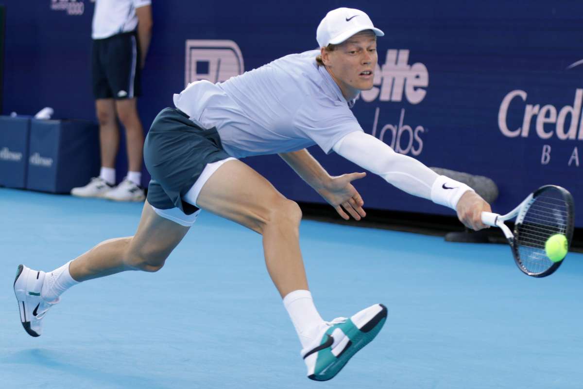 Sinner durante un tentativo di recupero in campo