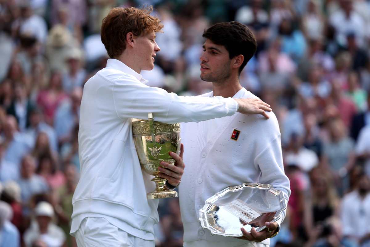 Jannik Sinner e Carlos Alcaraz, l'abbraccio a Wimbledon