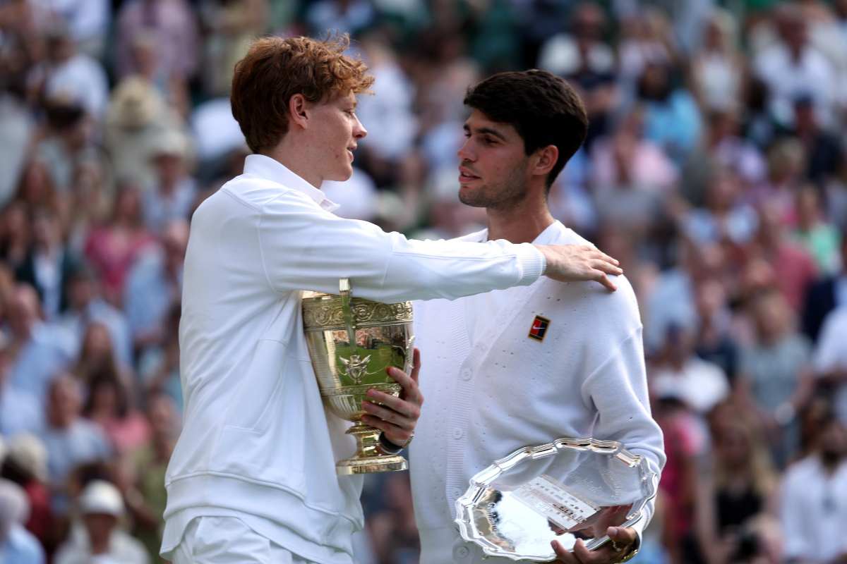 Sinner e Alcaraz si abbracciano dopo la finale di Wimbledon
