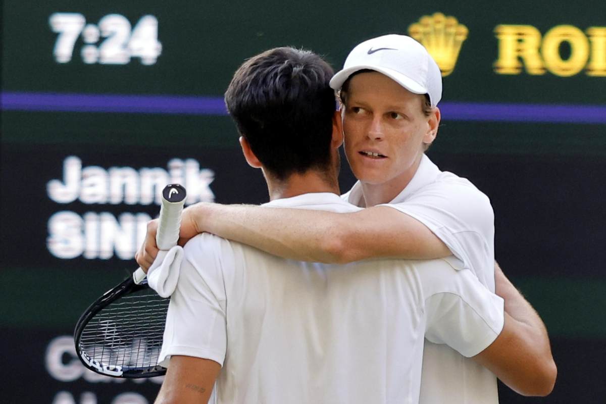 Jannik Sinner e Carlos Alcaraz si abbracciano dopo la finale di Wimbledon