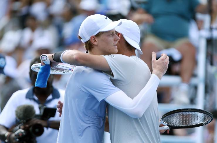 Jannik Sinner abbraccia Atmane