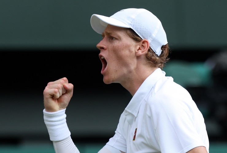 Jannik Sinner esulta dopo un punto a Wimbledon