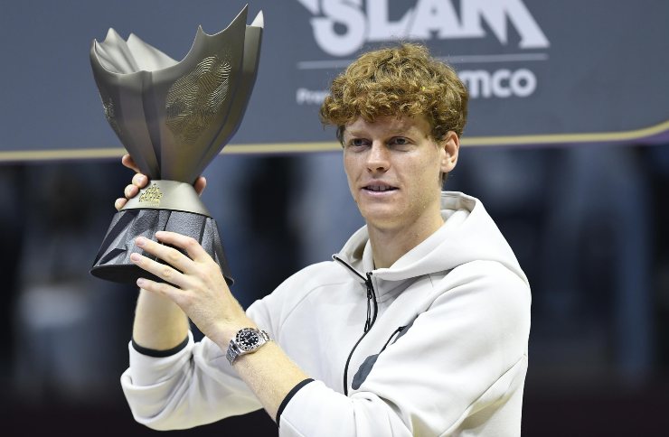 Jannik Sinner col trofeo vinto a Riyadh lo scorso anno