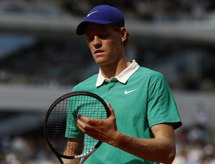 Jannik Sinner pensieroso a Parigi