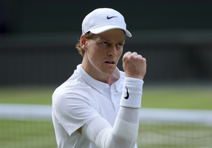 Jannik Sinner esulta a Wimbledon