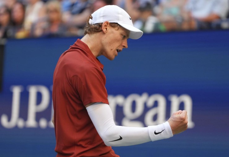 Jannik Sinner esulta dopo un punto contro Shapovalov