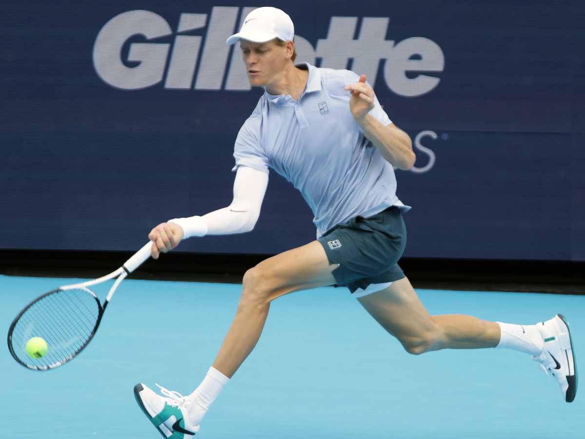 Jannik Sinner in azione col dritto al torneo di Cincinnati
