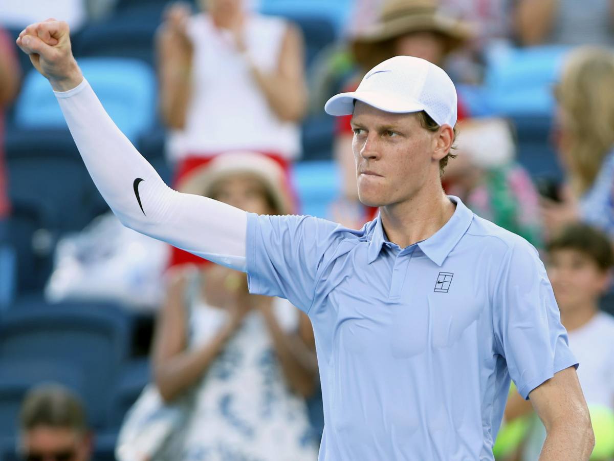 Sinner esulta alzando il braccio al cielo dopo una vittoria a Cincinnati