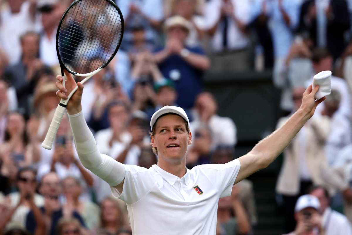 Jannik Sinner esulta dopo la vittoria 