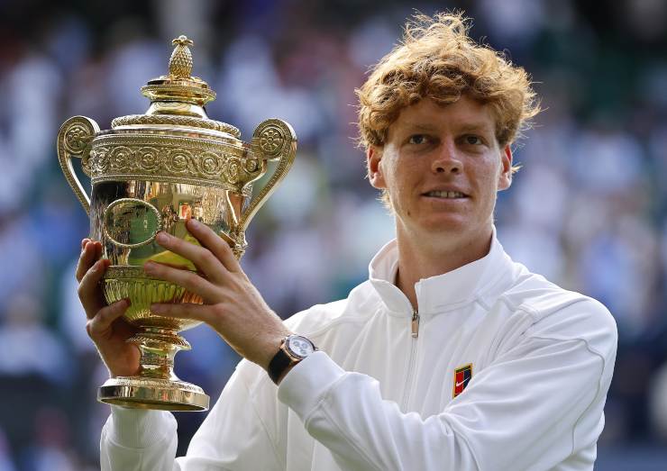 Jannik Sinner mostra la coppa di Wimbledon