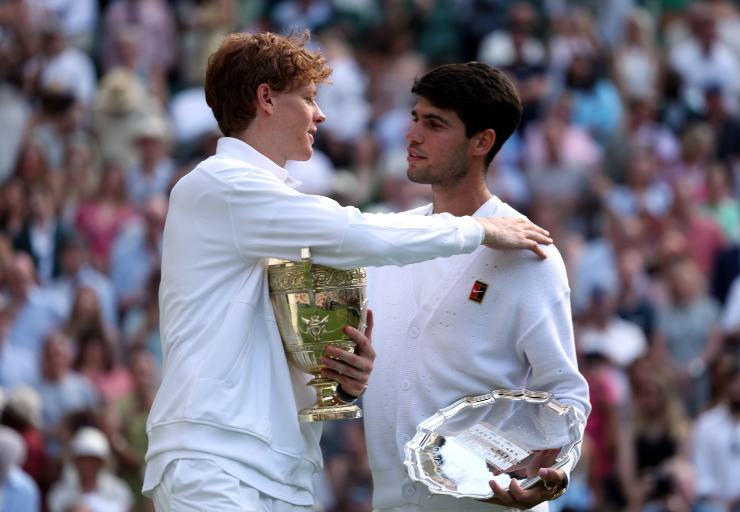Sinner e Alcaraz si salutano a Wimbledon