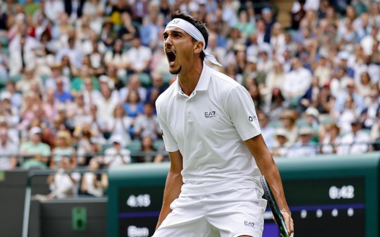 Lorenzo Sonego esulta a Wimbledon