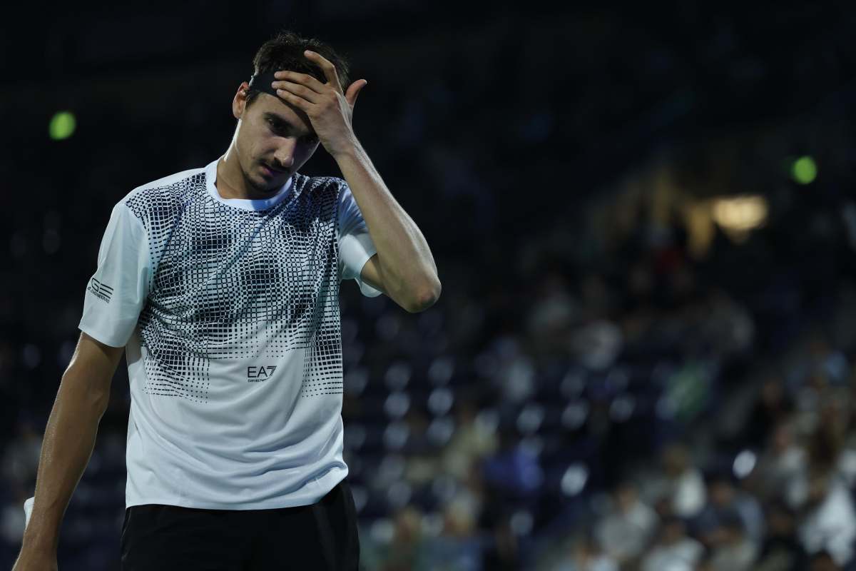 Sonego si porta la mano alla fronte con espressione preoccupata