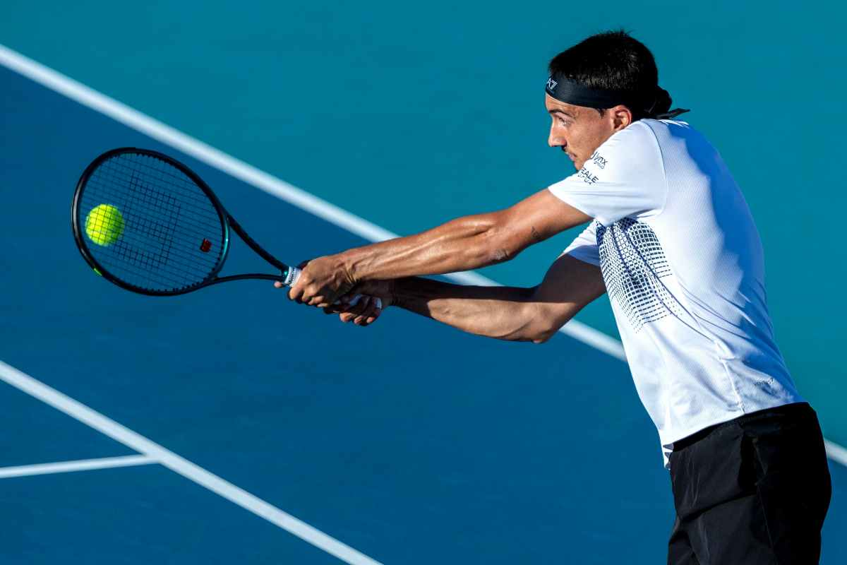 Lorenzo Sonego in azione con il rovescio durante un match sul cemento