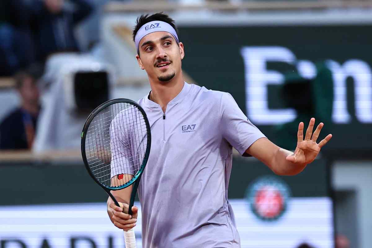 Lorenzo Sonego sorride durante un match