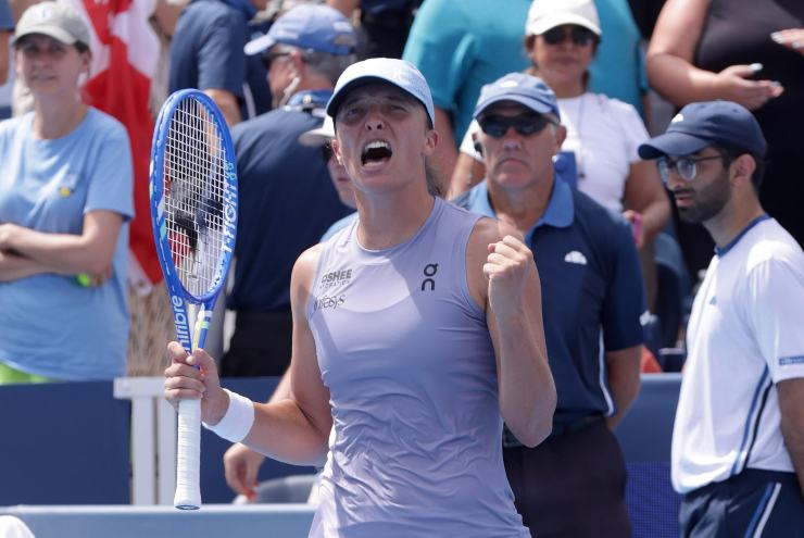 Iga Swiatek esulta a Cincinnati