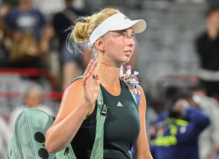 Clara Tauson saluta i tifosi dopo una partita