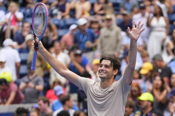 Taylor Fritz a braccia alzate e sorridente