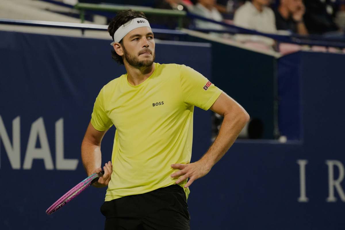 Taylor Fritz con le mani sui fianchi e con lo sguardo perplesso