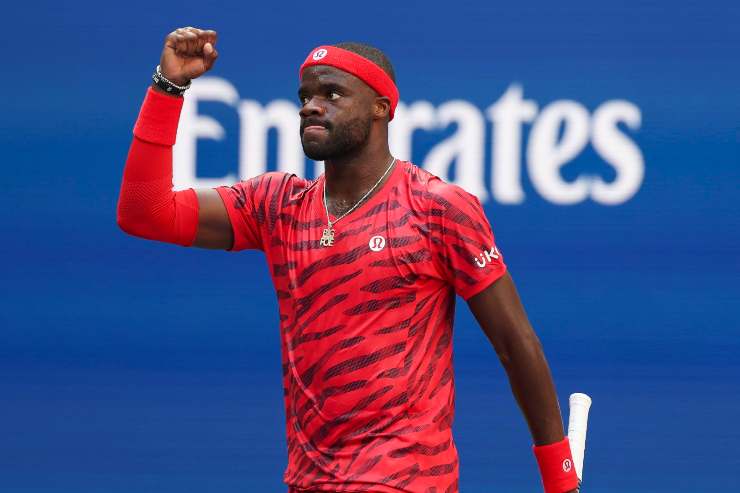 Frances Tiafoe esulta dopo un punto