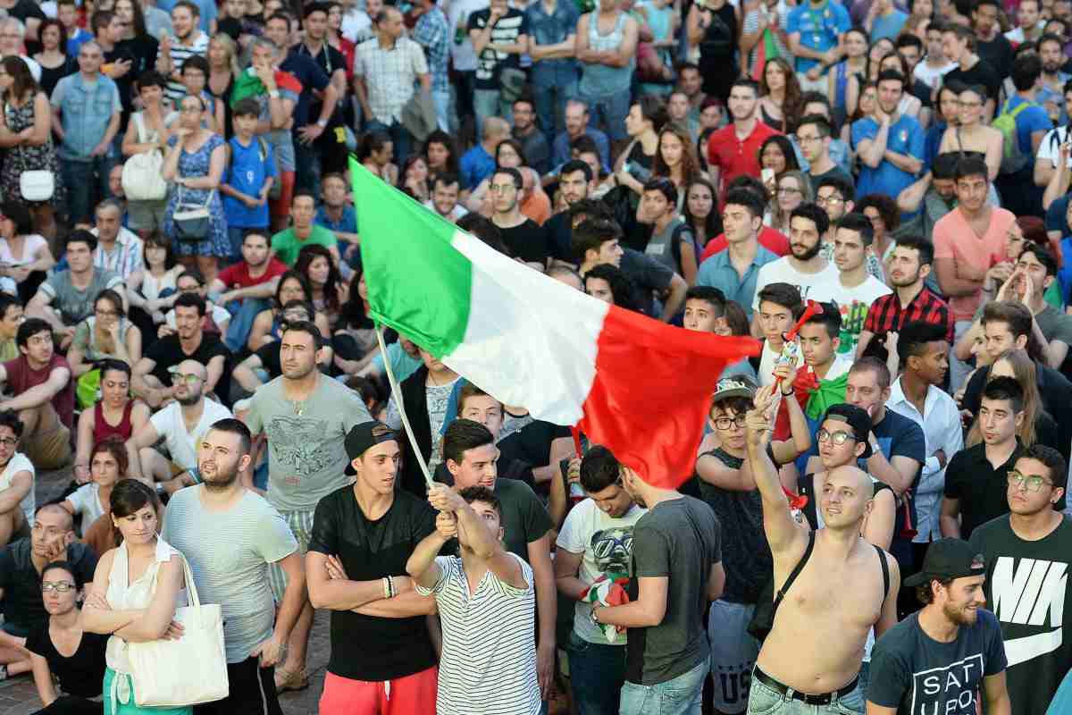 Tifosi italiani in festa sbandierano il tricolore
