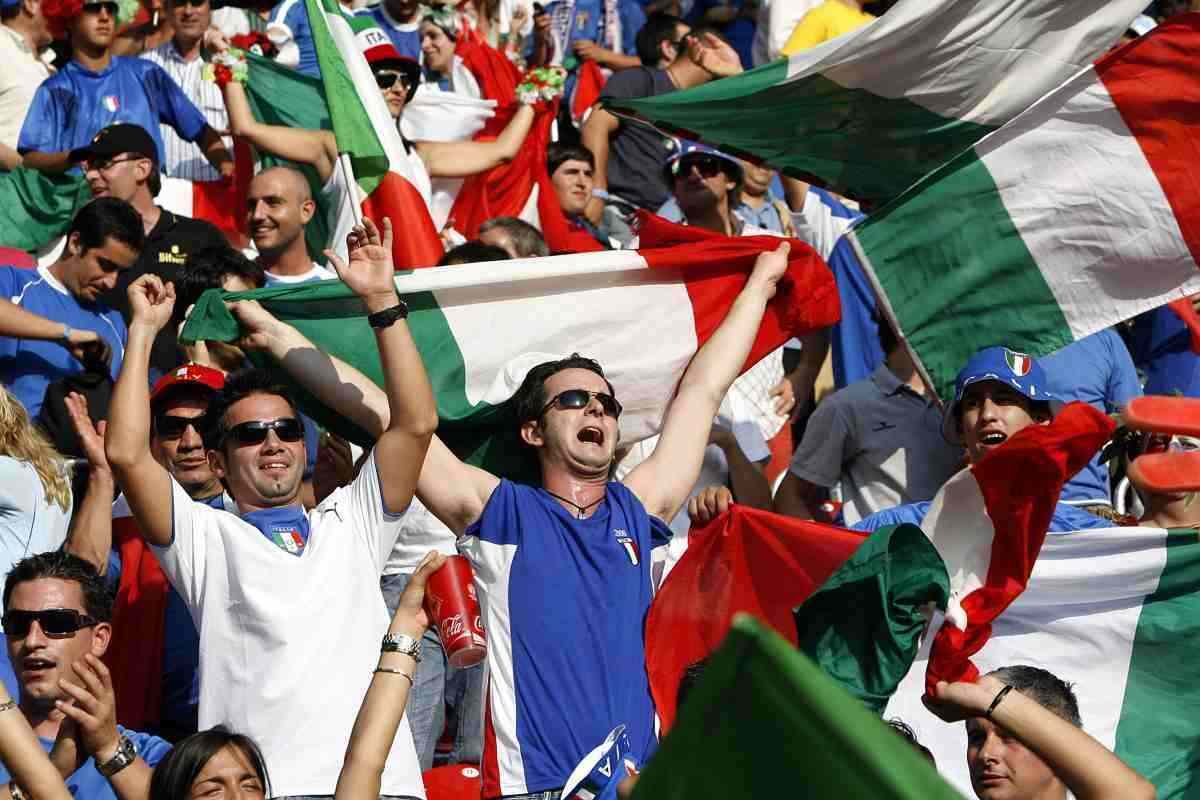 Tifosi italiani in festa, cantano e sventolano il tricolore