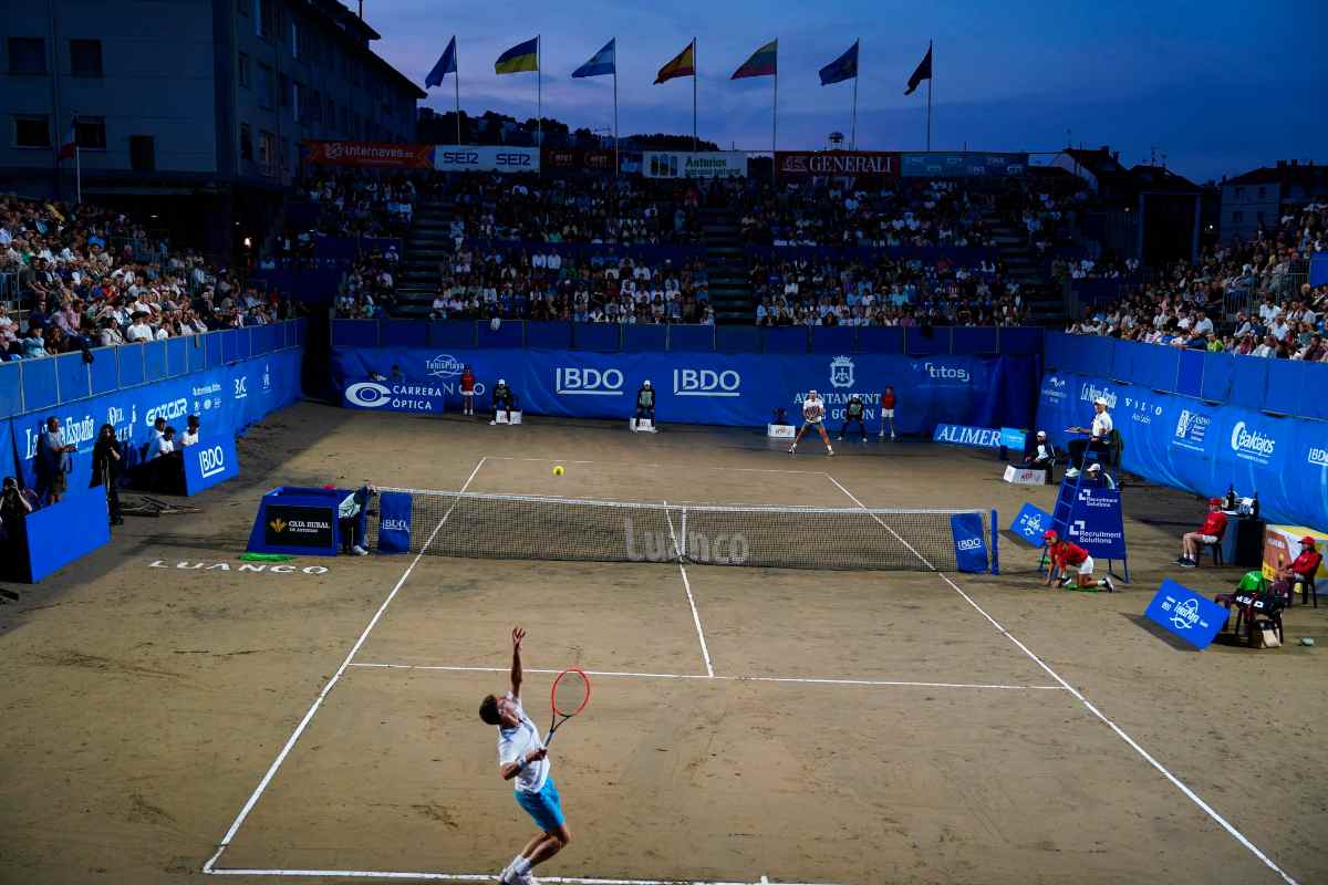 Tennisti impegnati al torneo sulla spiaggia di Luanco