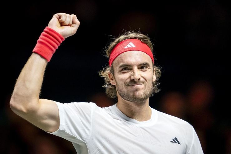 Stefanos Tsitsipas esulta con un braccio alzato