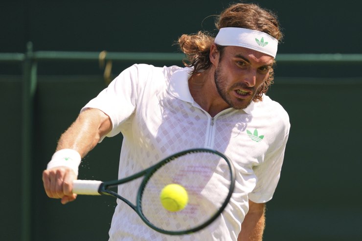 Stefanos Tsitsipas colpisce di rovescio