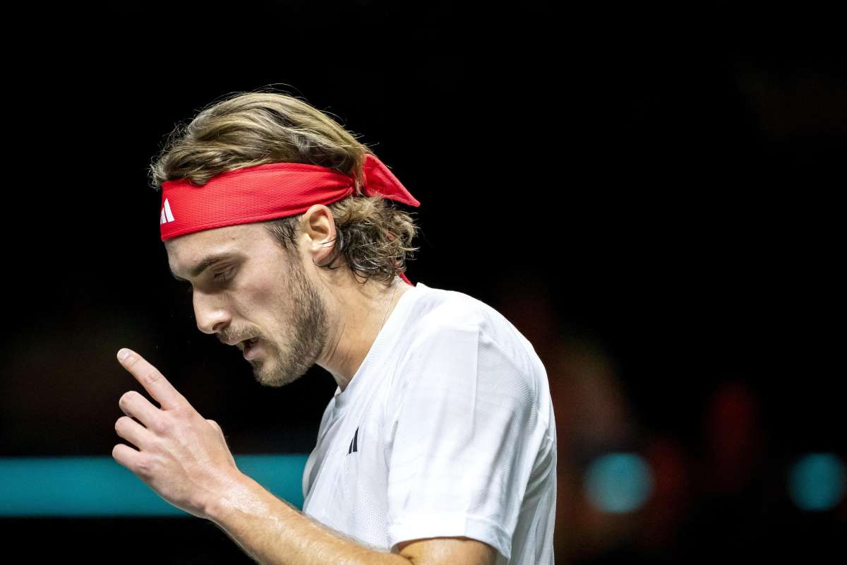 Tsitsipas guarda in basso con espressione seriosa