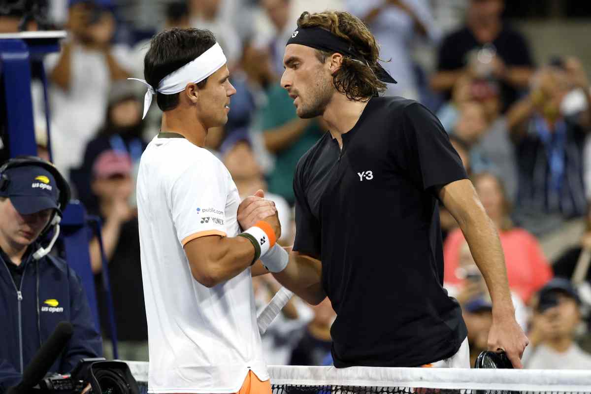 Fredda stretta di mano tra Tsitsipas ed Altmaier a fine partita