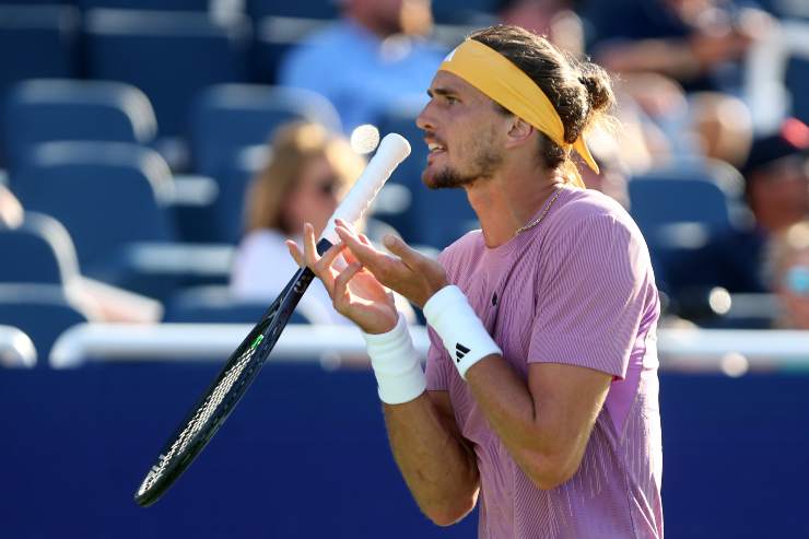 Alexander Zverev si lamenta in campo