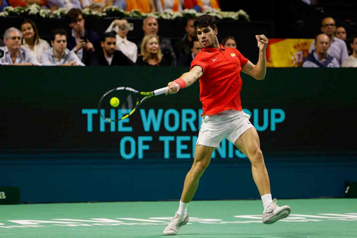 Carlos Alcaraz in campo in Coppa Davis