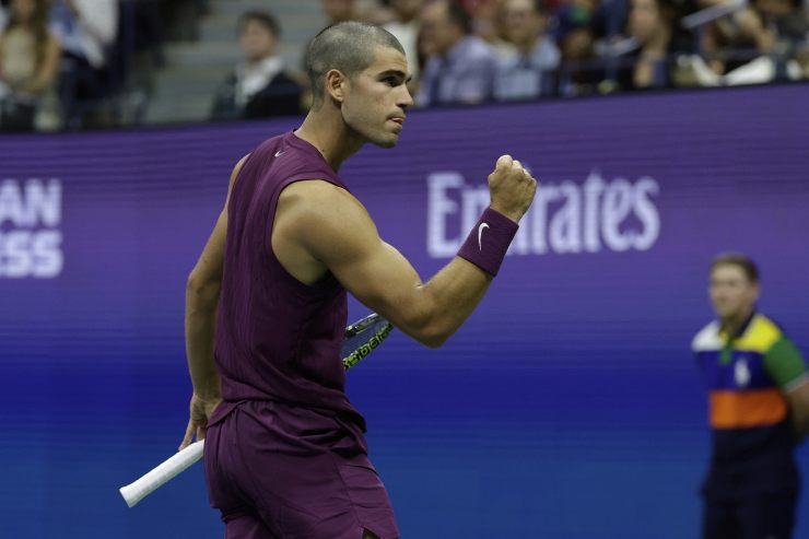 Carlos Alcaraz esulta in campo