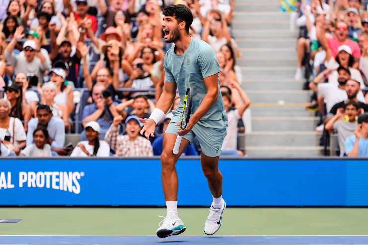 Carlos Alcaraz esulta in campo