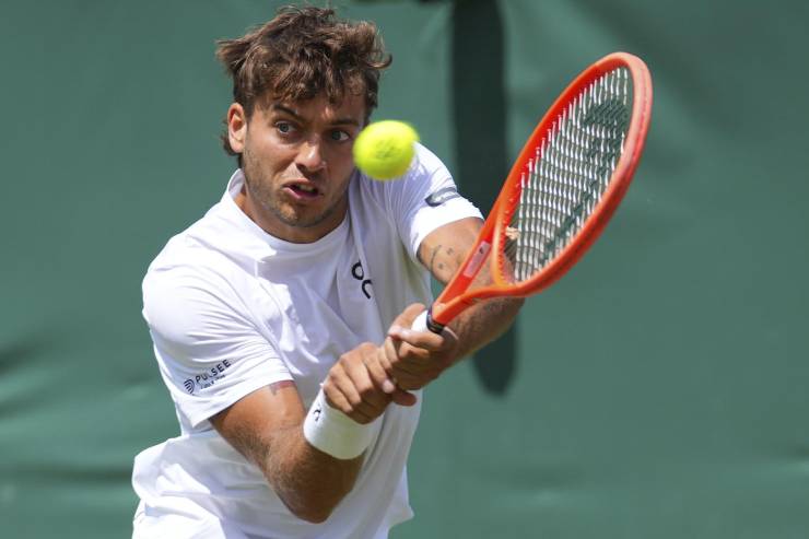 Cobolli colpisce la palla di rovescio